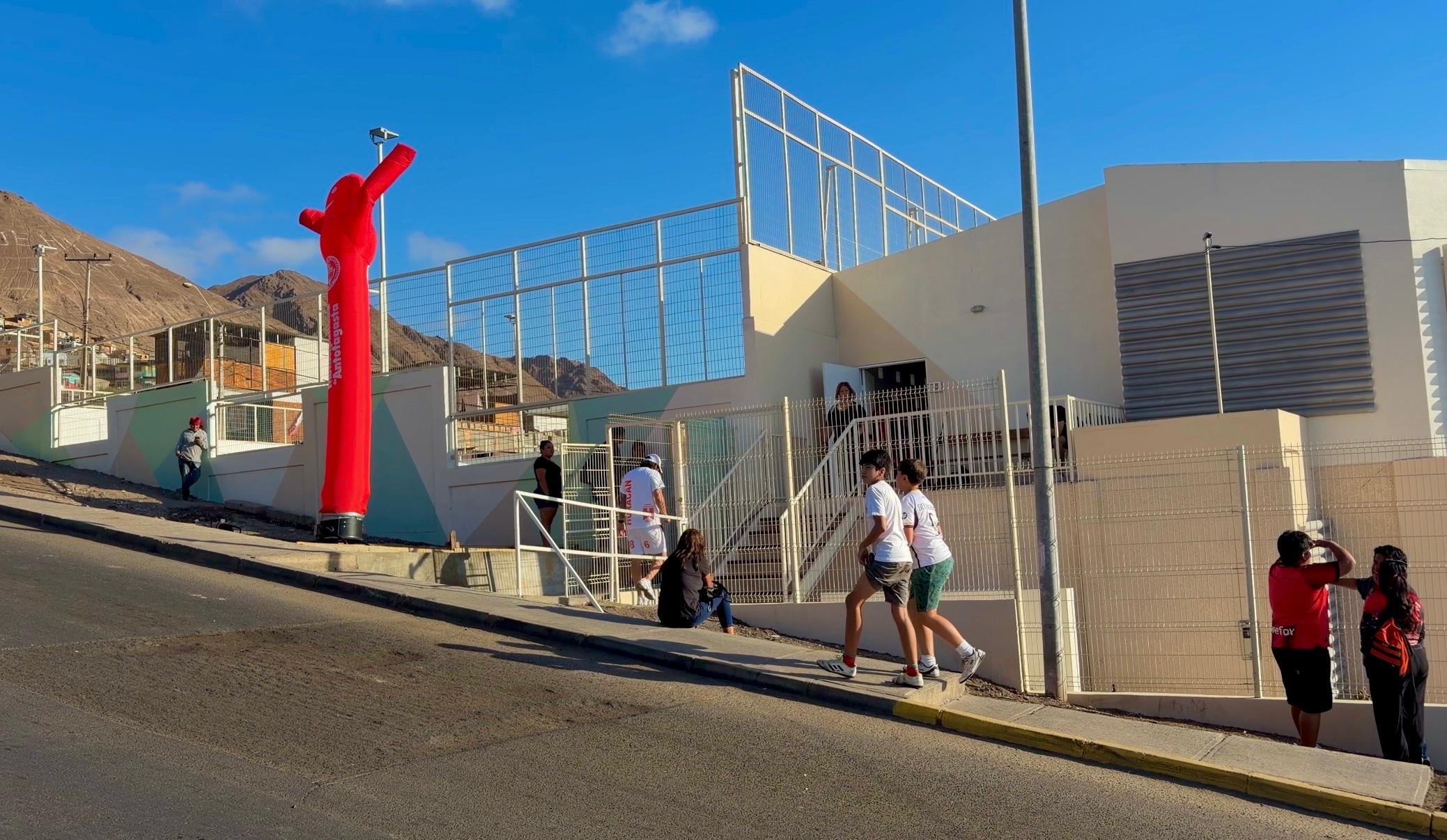 Miramar celebra con fútbol juvenil la renovación de su cancha comunitaria