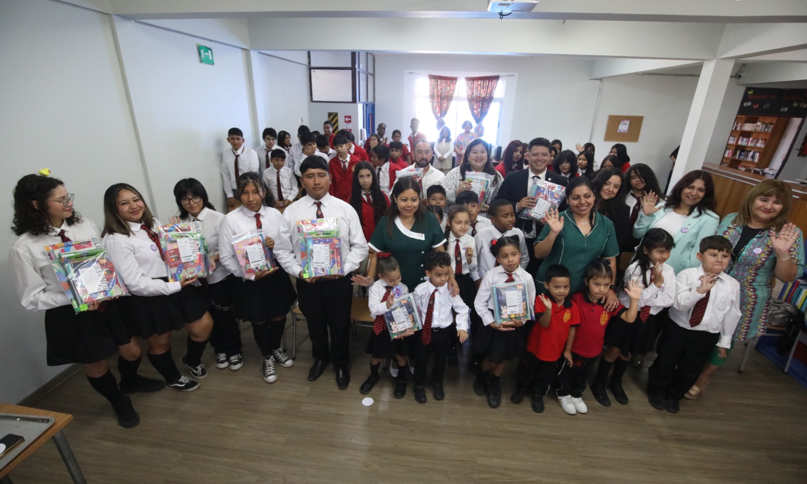 Estudiantes de establecimientos municipales reciben útiles escolares gracias a programa de JUNAEB