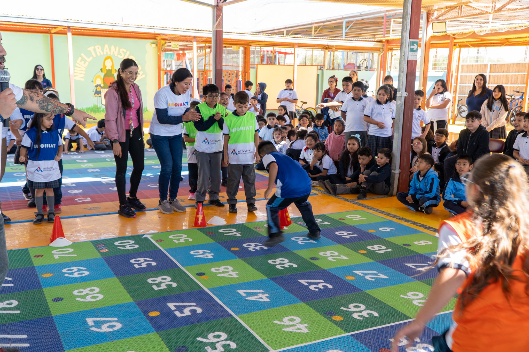 Alumnos disminuyen la “ansiedad matemática” y aprenden jugando en el patio