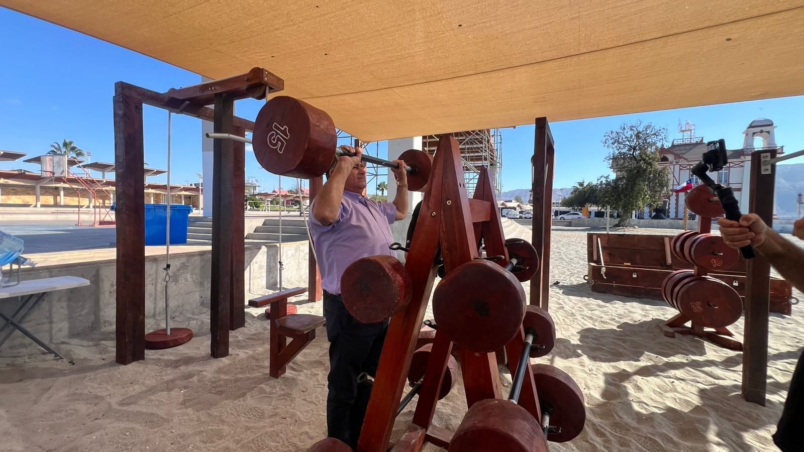 Gimnasio al aire libre con equipamiento de madera de robles caídos