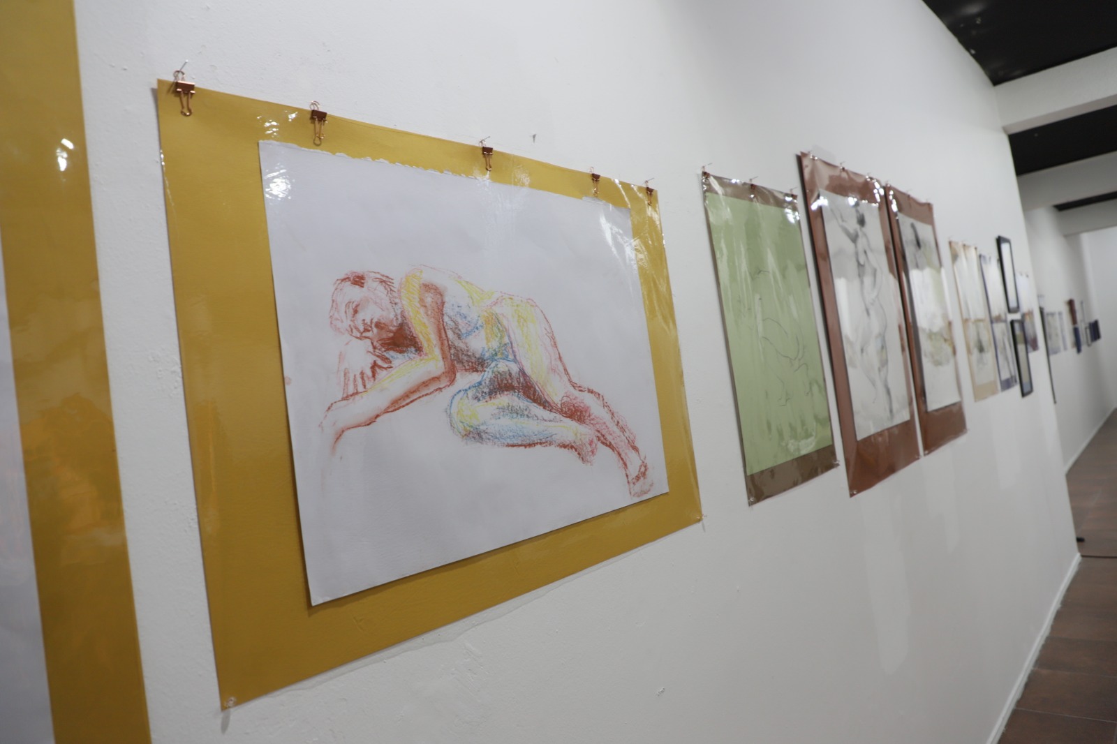 Exposición “Cuerpos en Transito: Línea Desplazada” llega con obras de más de treinta artistas del país