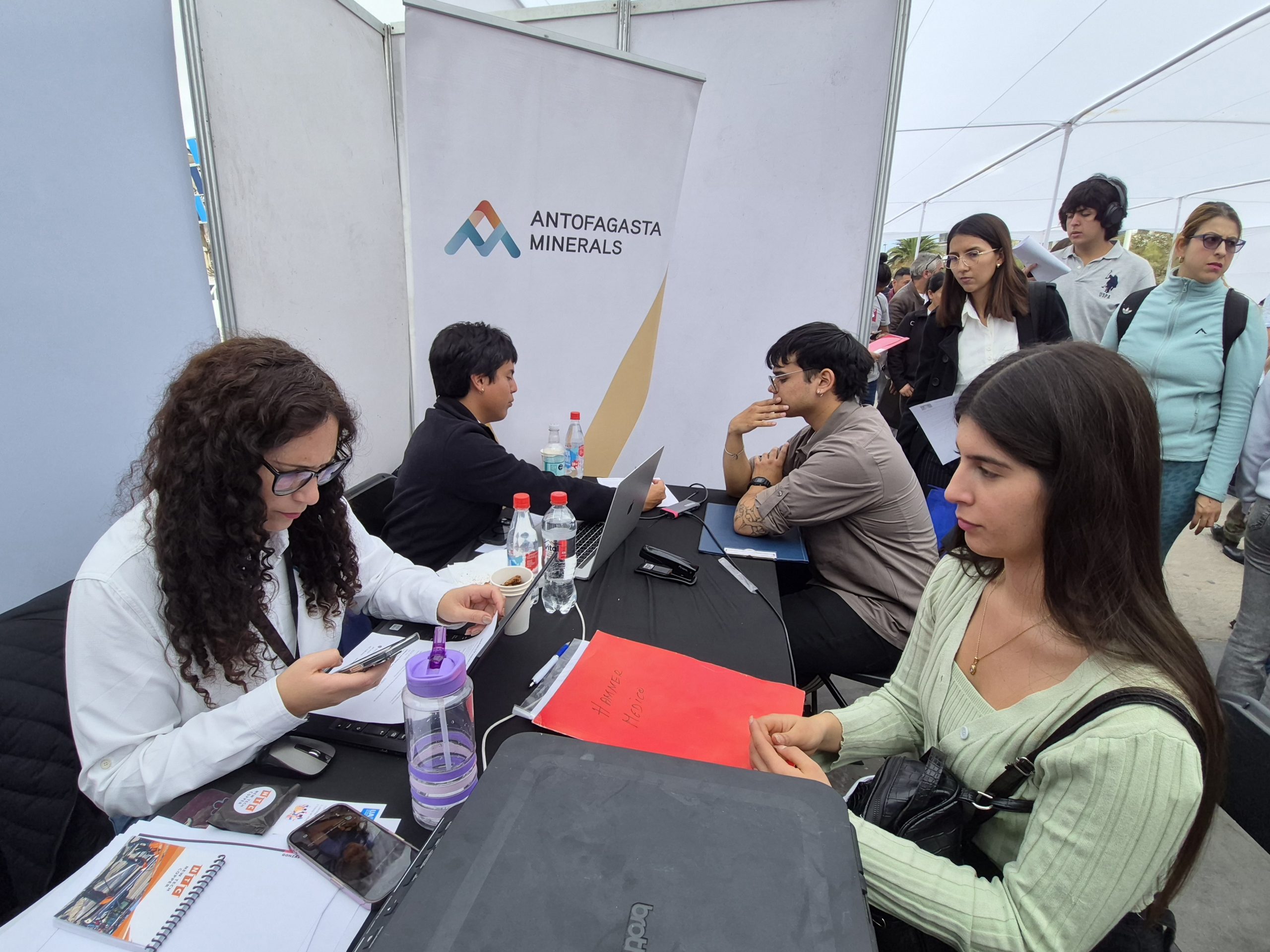 Cerca de 3 mil personas asistieron por empleos, asesorías y orientación a feria laboral