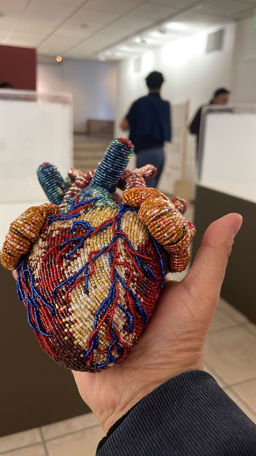Universidad local celebra su aniversario con la exposición textil “De las Tinieblas a la Luz”