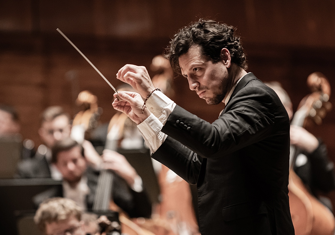 Referente de la música en Chile y el mundo, dirigirá el próximo concierto de la Orquesta Sinfónica