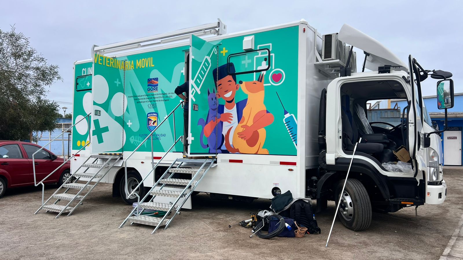 Llega Clínica Veterinaria Móvil y moderno equipamiento médico con inversión FNDR de $281 millones