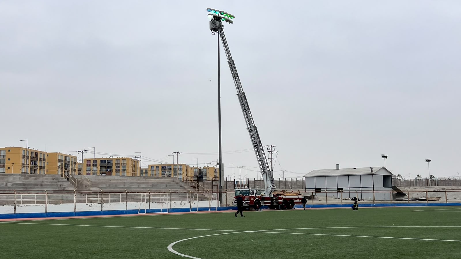 Inician trabajos para recuperar la iluminación de la cancha n°1 del Estadio Municipal