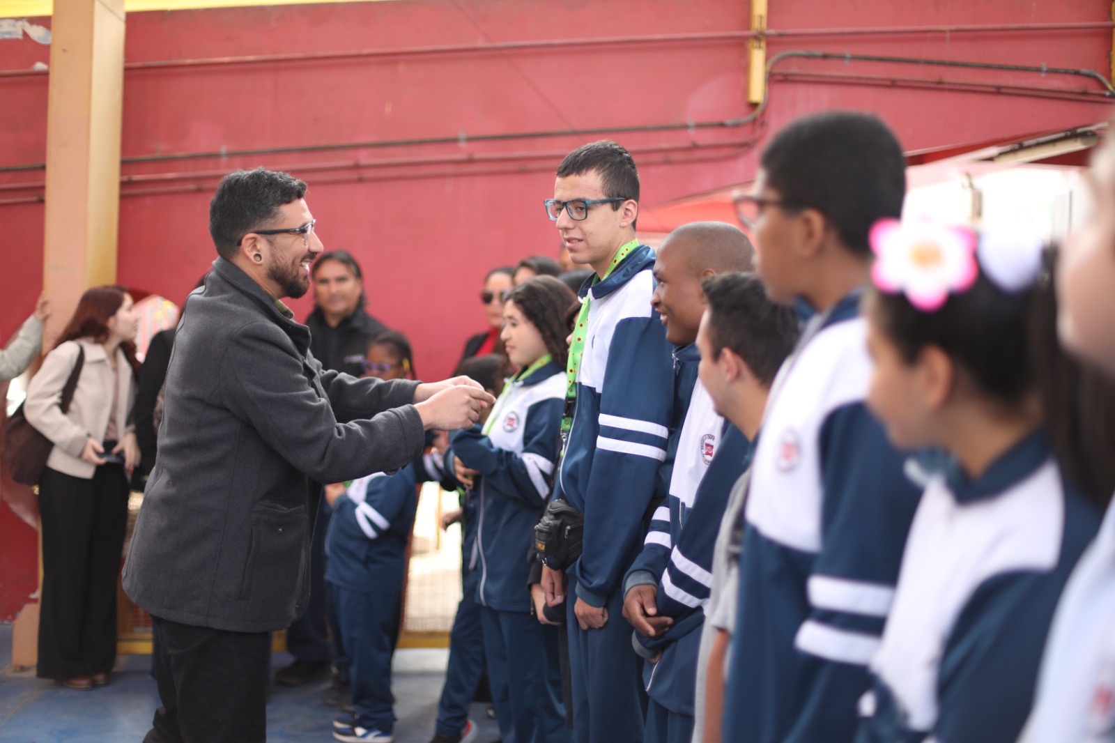 Estudiantes de la Escuela Especial “Juan Sandoval” reciben lanyard inclusivo para mejorar la convivencia con el transporte público